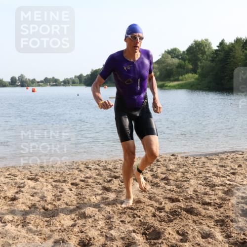 15.06.2025 - 27. Vierlanden-Triathlon Lena Gebhardt http://msf.ph/oto/8047261 15.06.2025 08:46:07 Schwimmen 134, 152, 194 meine-sportfotos.de
