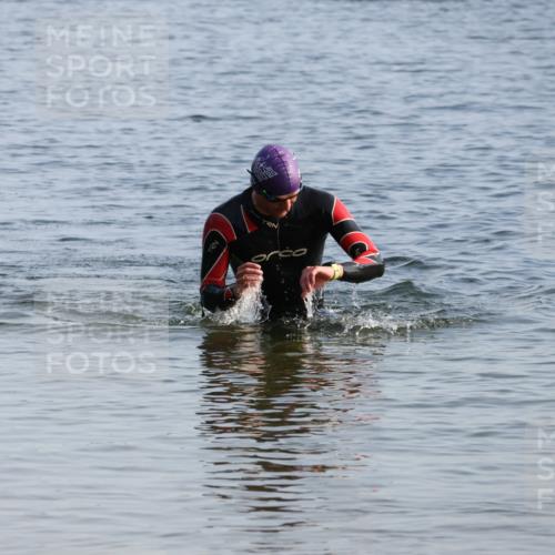 15.06.2025 - 27. Vierlanden-Triathlon Lena Gebhardt http://msf.ph/oto/8047268 15.06.2025 08:46:32 Schwimmen 161 meine-sportfotos.de