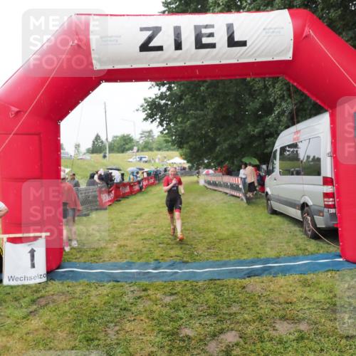 21.06.2025 - 27. Vierlanden-Triathlon MichiJ http://msf.ph/oto/8047271 15.06.2026 14:11:10 Ziel 1178 meine-sportfotos.de