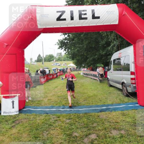 21.06.2025 - 27. Vierlanden-Triathlon MichiJ http://msf.ph/oto/8047280 15.06.2026 14:11:10 Ziel 1178 meine-sportfotos.de