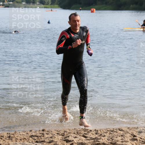 15.06.2025 - 27. Vierlanden-Triathlon Lena Gebhardt http://msf.ph/oto/8047287 15.06.2025 08:46:40 Schwimmen 161 meine-sportfotos.de