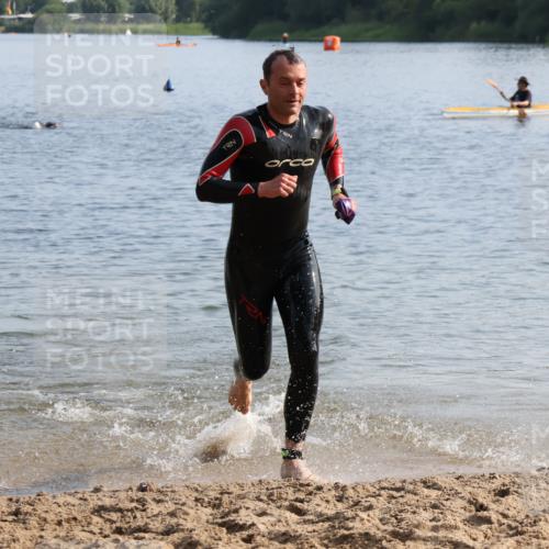 15.06.2025 - 27. Vierlanden-Triathlon Lena Gebhardt http://msf.ph/oto/8047288 15.06.2025 08:46:41 Schwimmen 161 meine-sportfotos.de