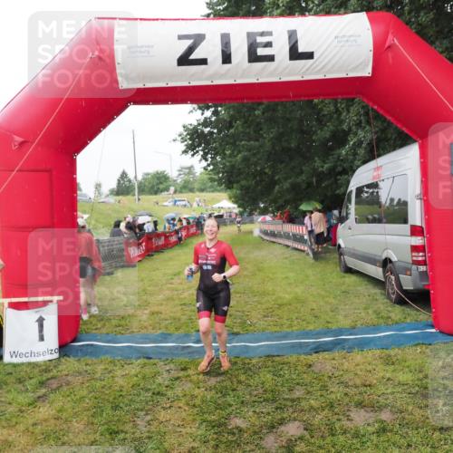 21.06.2025 - 27. Vierlanden-Triathlon MichiJ http://msf.ph/oto/8047290 15.06.2026 14:11:11 Ziel 1178 meine-sportfotos.de