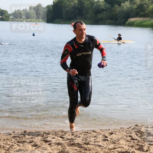 15.06.2025 - 27. Vierlanden-Triathlon Lena Gebhardt http://msf.ph/oto/8047292 15.06.2025 08:46:41 Schwimmen 161 meine-sportfotos.de