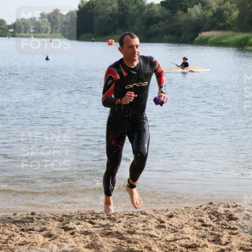 15.06.2025 - 27. Vierlanden-Triathlon Lena Gebhardt http://msf.ph/oto/8047294 15.06.2025 08:46:41 Schwimmen 161 meine-sportfotos.de