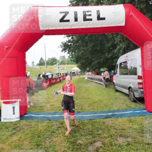 21.06.2025 - 27. Vierlanden-Triathlon MichiJ http://msf.ph/oto/8047295 15.06.2026 14:11:11 Ziel 1178 meine-sportfotos.de