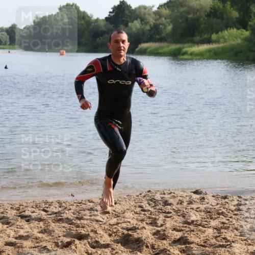 15.06.2025 - 27. Vierlanden-Triathlon Lena Gebhardt http://msf.ph/oto/8047299 15.06.2025 08:46:41 Schwimmen 161 meine-sportfotos.de