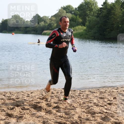 15.06.2025 - 27. Vierlanden-Triathlon Lena Gebhardt http://msf.ph/oto/8047301 15.06.2025 08:46:42 Schwimmen 161 meine-sportfotos.de