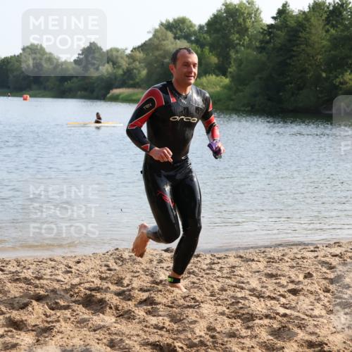 15.06.2025 - 27. Vierlanden-Triathlon Lena Gebhardt http://msf.ph/oto/8047302 15.06.2025 08:46:42 Schwimmen 161 meine-sportfotos.de
