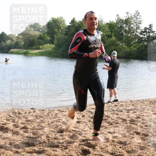 15.06.2025 - 27. Vierlanden-Triathlon Lena Gebhardt http://msf.ph/oto/8047306 15.06.2025 08:46:43 Schwimmen 161 meine-sportfotos.de
