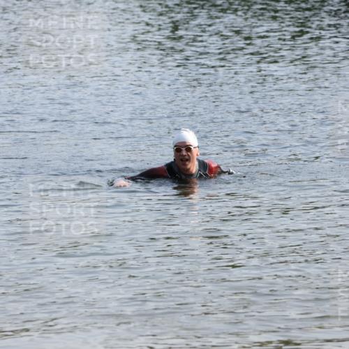 15.06.2025 - 27. Vierlanden-Triathlon Lena Gebhardt http://msf.ph/oto/8047308 15.06.2025 08:47:21 Schwimmen  meine-sportfotos.de