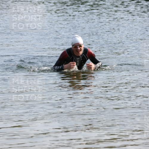 15.06.2025 - 27. Vierlanden-Triathlon Lena Gebhardt http://msf.ph/oto/8047312 15.06.2025 08:47:24 Schwimmen 48 meine-sportfotos.de
