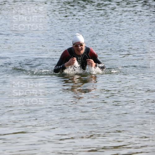 15.06.2025 - 27. Vierlanden-Triathlon Lena Gebhardt http://msf.ph/oto/8047314 15.06.2025 08:47:25 Schwimmen 48 meine-sportfotos.de