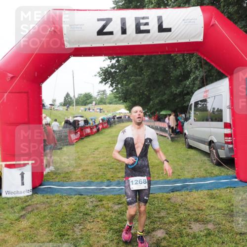 21.06.2025 - 27. Vierlanden-Triathlon MichiJ http://msf.ph/oto/8047317 15.06.2026 14:11:20 Ziel 1268 meine-sportfotos.de