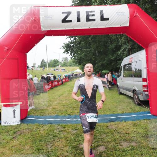21.06.2025 - 27. Vierlanden-Triathlon MichiJ http://msf.ph/oto/8047319 15.06.2026 14:11:20 Ziel 1268 meine-sportfotos.de
