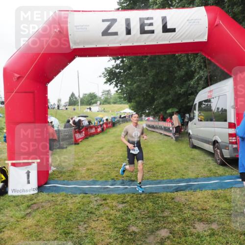 21.06.2025 - 27. Vierlanden-Triathlon MichiJ http://msf.ph/oto/8047326 15.06.2026 14:12:14 Ziel 1121 meine-sportfotos.de