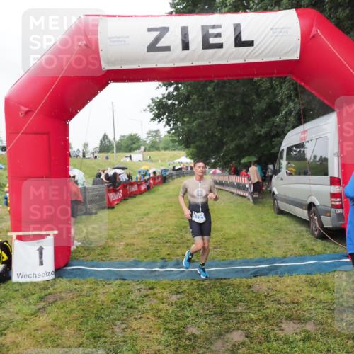 21.06.2025 - 27. Vierlanden-Triathlon MichiJ http://msf.ph/oto/8047328 15.06.2026 14:12:14 Ziel 1121 meine-sportfotos.de