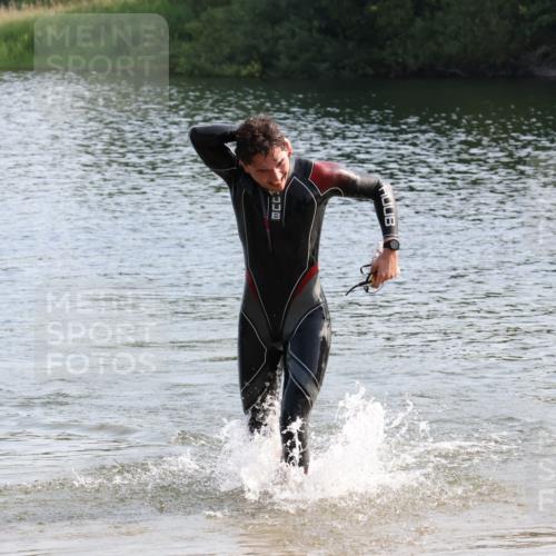 15.06.2025 - 27. Vierlanden-Triathlon Lena Gebhardt http://msf.ph/oto/8047331 15.06.2025 08:47:31 Schwimmen 48 meine-sportfotos.de