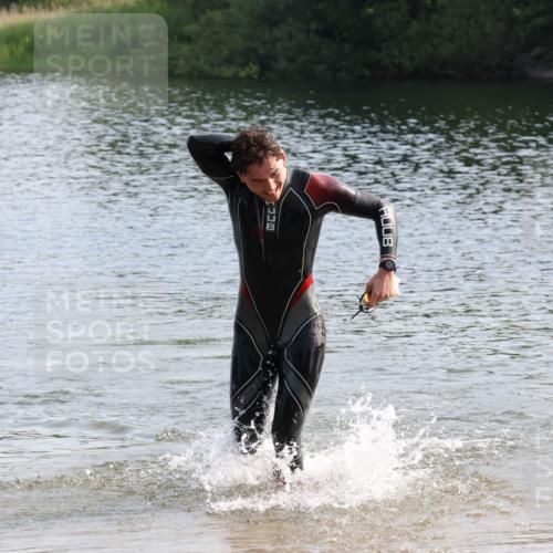 15.06.2025 - 27. Vierlanden-Triathlon Lena Gebhardt http://msf.ph/oto/8047333 15.06.2025 08:47:31 Schwimmen 48 meine-sportfotos.de