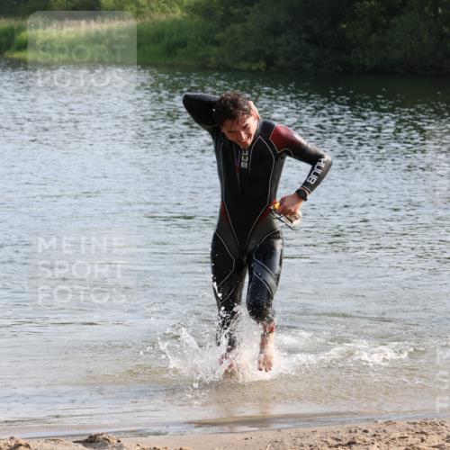 15.06.2025 - 27. Vierlanden-Triathlon Lena Gebhardt http://msf.ph/oto/8047334 15.06.2025 08:47:32 Schwimmen 48 meine-sportfotos.de