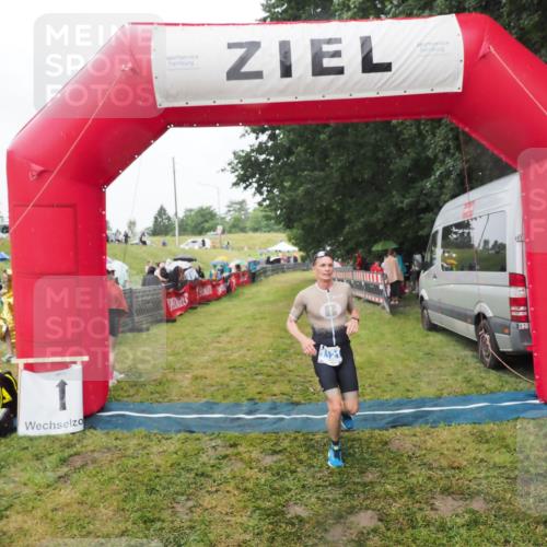 21.06.2025 - 27. Vierlanden-Triathlon MichiJ http://msf.ph/oto/8047335 15.06.2026 14:12:14 Ziel 1121 meine-sportfotos.de