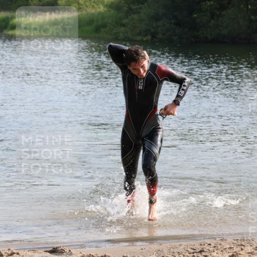 15.06.2025 - 27. Vierlanden-Triathlon Lena Gebhardt http://msf.ph/oto/8047336 15.06.2025 08:47:32 Schwimmen 48 meine-sportfotos.de