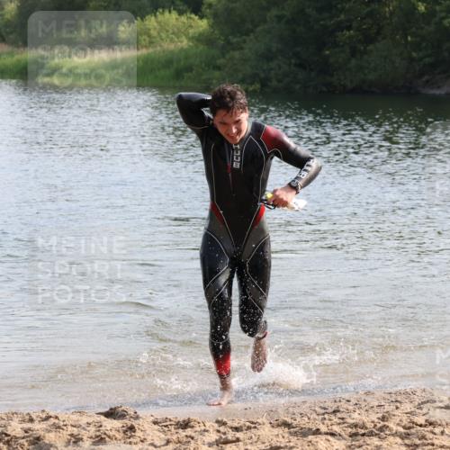 15.06.2025 - 27. Vierlanden-Triathlon Lena Gebhardt http://msf.ph/oto/8047338 15.06.2025 08:47:33 Schwimmen 48 meine-sportfotos.de