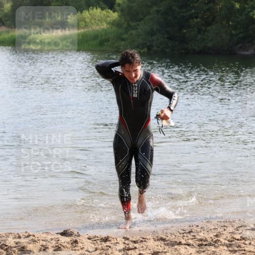 15.06.2025 - 27. Vierlanden-Triathlon Lena Gebhardt http://msf.ph/oto/8047340 15.06.2025 08:47:33 Schwimmen 48 meine-sportfotos.de