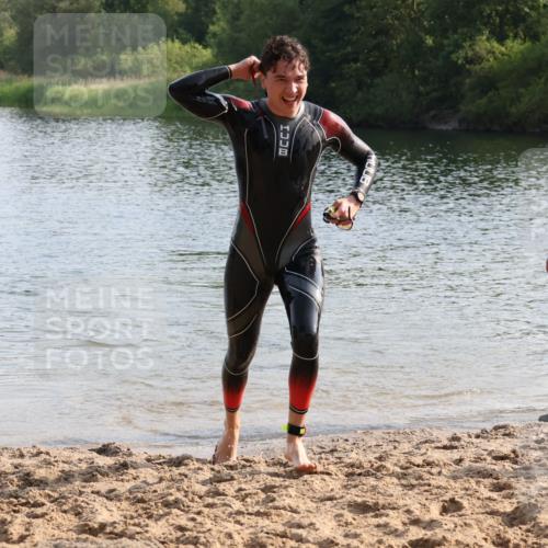 15.06.2025 - 27. Vierlanden-Triathlon Lena Gebhardt http://msf.ph/oto/8047342 15.06.2025 08:47:34 Schwimmen 48 meine-sportfotos.de