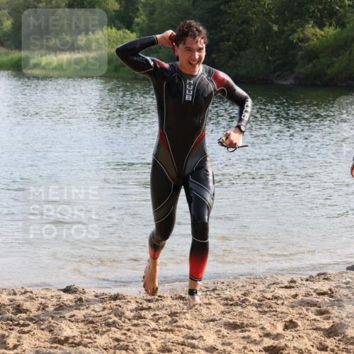 15.06.2025 - 27. Vierlanden-Triathlon Lena Gebhardt http://msf.ph/oto/8047344 15.06.2025 08:47:34 Schwimmen 48 meine-sportfotos.de