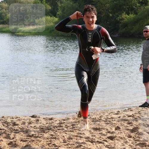 15.06.2025 - 27. Vierlanden-Triathlon Lena Gebhardt http://msf.ph/oto/8047346 15.06.2025 08:47:34 Schwimmen 48 meine-sportfotos.de