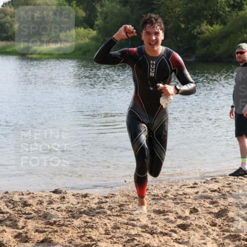 15.06.2025 - 27. Vierlanden-Triathlon Lena Gebhardt http://msf.ph/oto/8047348 15.06.2025 08:47:34 Schwimmen 48 meine-sportfotos.de