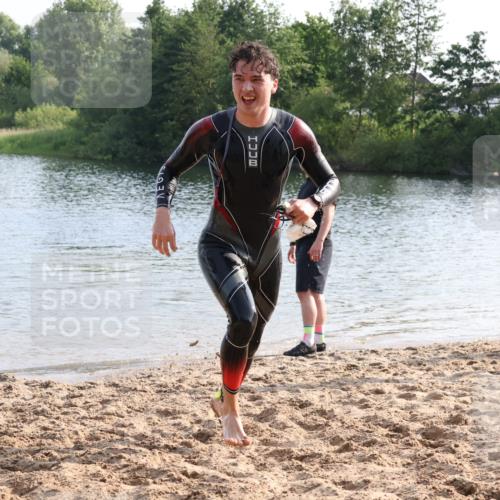 15.06.2025 - 27. Vierlanden-Triathlon Lena Gebhardt http://msf.ph/oto/8047349 15.06.2025 08:47:35 Schwimmen 48 meine-sportfotos.de