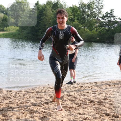 15.06.2025 - 27. Vierlanden-Triathlon Lena Gebhardt http://msf.ph/oto/8047351 15.06.2025 08:47:35 Schwimmen 48 meine-sportfotos.de