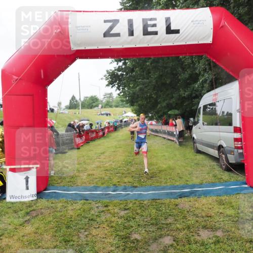 21.06.2025 - 27. Vierlanden-Triathlon MichiJ http://msf.ph/oto/8047352 15.06.2026 14:12:35 Ziel 19, 1279 meine-sportfotos.de