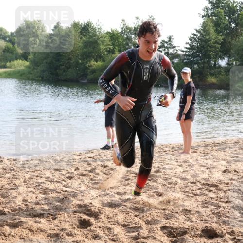 15.06.2025 - 27. Vierlanden-Triathlon Lena Gebhardt http://msf.ph/oto/8047353 15.06.2025 08:47:35 Schwimmen 48 meine-sportfotos.de