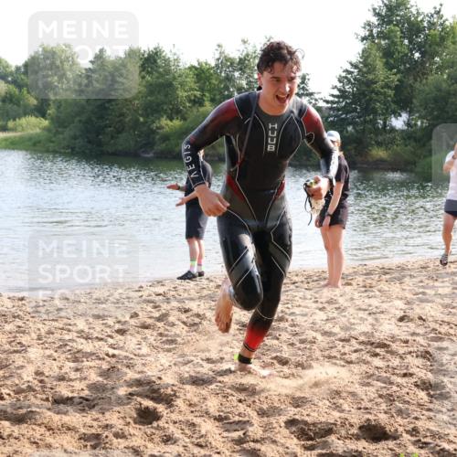 15.06.2025 - 27. Vierlanden-Triathlon Lena Gebhardt http://msf.ph/oto/8047355 15.06.2025 08:47:35 Schwimmen 48 meine-sportfotos.de