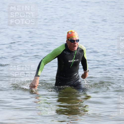 15.06.2025 - 27. Vierlanden-Triathlon Lena Gebhardt http://msf.ph/oto/8047357 15.06.2025 08:47:43 Schwimmen 48 meine-sportfotos.de