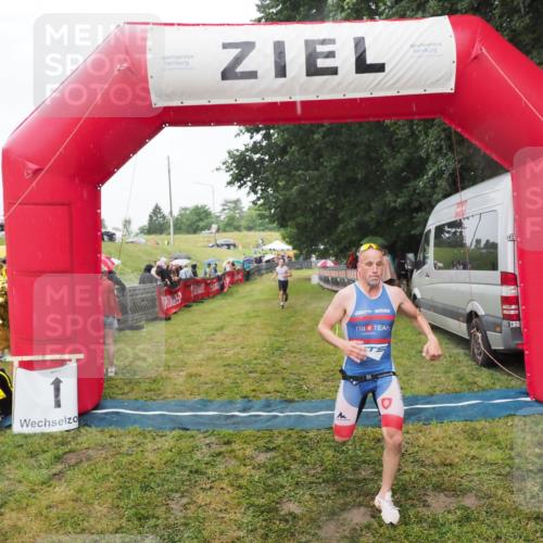 21.06.2025 - 27. Vierlanden-Triathlon MichiJ http://msf.ph/oto/8047360 15.06.2026 14:12:36 Ziel 19, 1279 meine-sportfotos.de