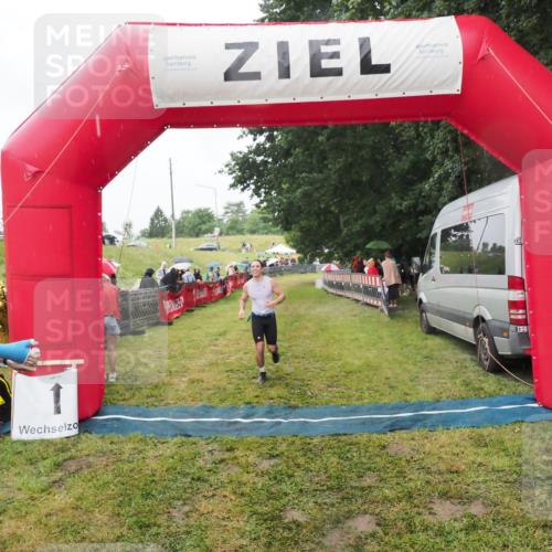 21.06.2025 - 27. Vierlanden-Triathlon MichiJ http://msf.ph/oto/8047373 15.06.2026 14:12:39 Ziel 19, 1279 meine-sportfotos.de