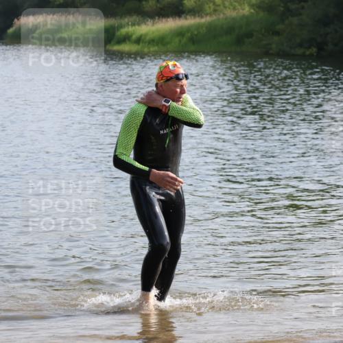 15.06.2025 - 27. Vierlanden-Triathlon Lena Gebhardt http://msf.ph/oto/8047378 15.06.2025 08:47:52 Schwimmen 34, 193 meine-sportfotos.de