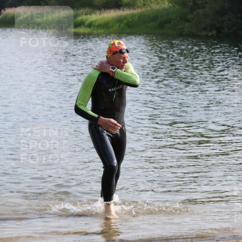 15.06.2025 - 27. Vierlanden-Triathlon Lena Gebhardt http://msf.ph/oto/8047379 15.06.2025 08:47:52 Schwimmen 34, 193 meine-sportfotos.de