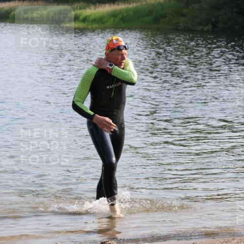 15.06.2025 - 27. Vierlanden-Triathlon Lena Gebhardt http://msf.ph/oto/8047381 15.06.2025 08:47:52 Schwimmen 34, 193 meine-sportfotos.de