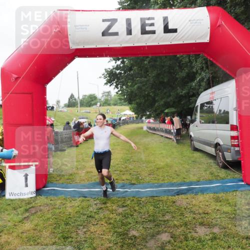 21.06.2025 - 27. Vierlanden-Triathlon MichiJ http://msf.ph/oto/8047384 15.06.2026 14:12:40 Ziel 19, 1279 meine-sportfotos.de
