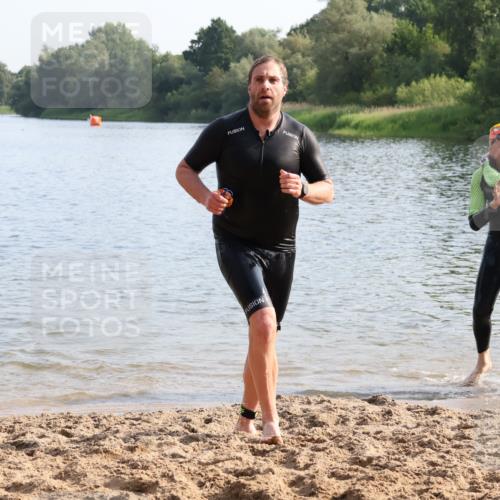 15.06.2025 - 27. Vierlanden-Triathlon Lena Gebhardt http://msf.ph/oto/8047385 15.06.2025 08:47:54 Schwimmen 16, 34, 167, 193 meine-sportfotos.de
