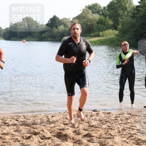 15.06.2025 - 27. Vierlanden-Triathlon Lena Gebhardt http://msf.ph/oto/8047386 15.06.2025 08:47:54 Schwimmen 16, 34, 167, 193 meine-sportfotos.de