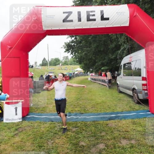 21.06.2025 - 27. Vierlanden-Triathlon MichiJ http://msf.ph/oto/8047387 15.06.2026 14:12:40 Ziel 19, 1279 meine-sportfotos.de
