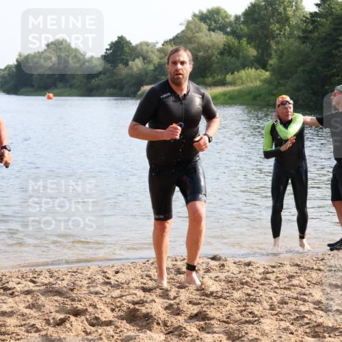 15.06.2025 - 27. Vierlanden-Triathlon Lena Gebhardt http://msf.ph/oto/8047388 15.06.2025 08:47:54 Schwimmen 16, 34, 167, 193 meine-sportfotos.de