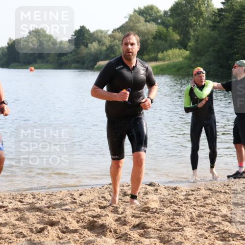15.06.2025 - 27. Vierlanden-Triathlon Lena Gebhardt http://msf.ph/oto/8047390 15.06.2025 08:47:54 Schwimmen 16, 34, 167, 193 meine-sportfotos.de