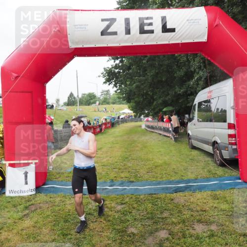 21.06.2025 - 27. Vierlanden-Triathlon MichiJ http://msf.ph/oto/8047391 15.06.2026 14:12:40 Ziel 19, 1279 meine-sportfotos.de